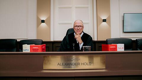 13 Jahre war Alexander Hold im Ruhestand. Nun kehrt er zur&uuml;ck in den Gerichtssaal.