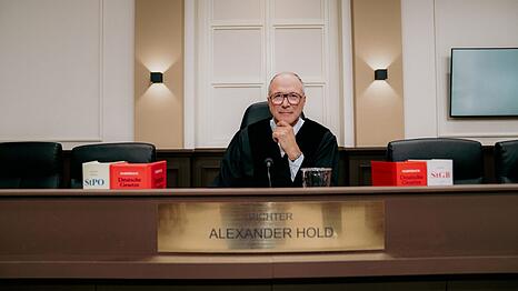 13 Jahre war Alexander Hold im Ruhestand. Nun kehrt er zur&uuml;ck in den Gerichtssaal.