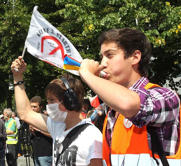 Verhärtete Fronten im Streit über Flughafen-Ausbau: Die Bilder von der Demo und der Tomaten-Attacke gegen Dobrindt.