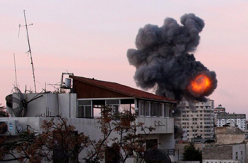 Jede dieser Rauchwolken steht für eine Bombe, die Israel am Morgen über dem Gaza-Streifen abgeworfen hat.