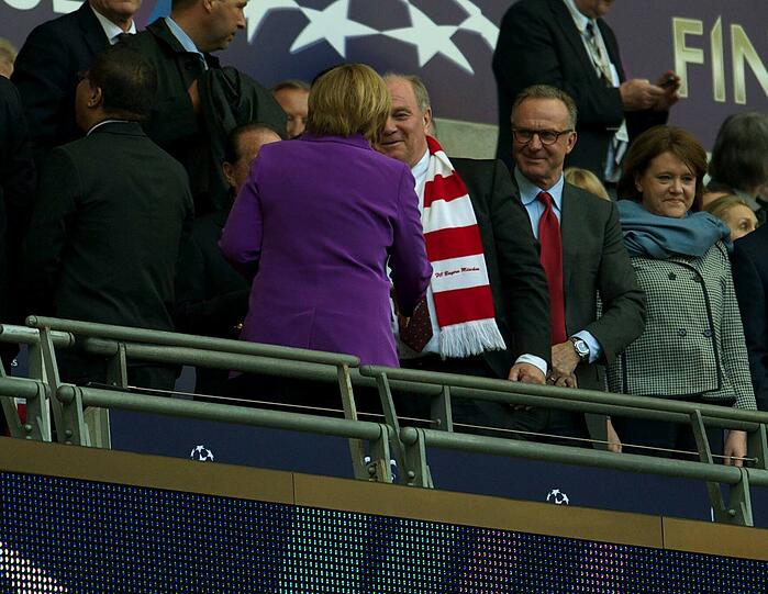 Zwischen hoffen und bangen. So erlerbt Uli Hoeneß den denkwürdigen Abend in London. Die Bilder aus dem Wembley Stadion und dem anschließenden Bayern-Bankett