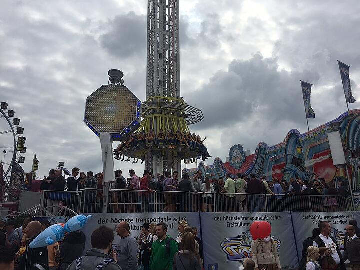 Ein volles Wiesn-Gelände zum Wochenende.
