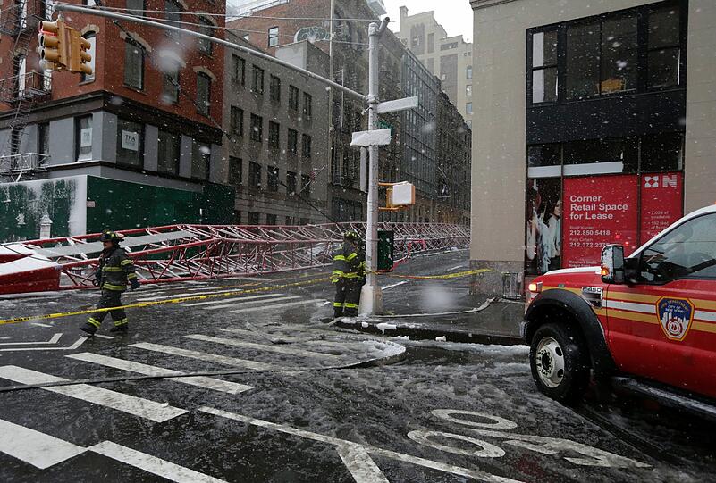 Der riesige Kran stürzte der Länge nach auf die Straße und begrub Autos unter sich. Bilder aus New York.
