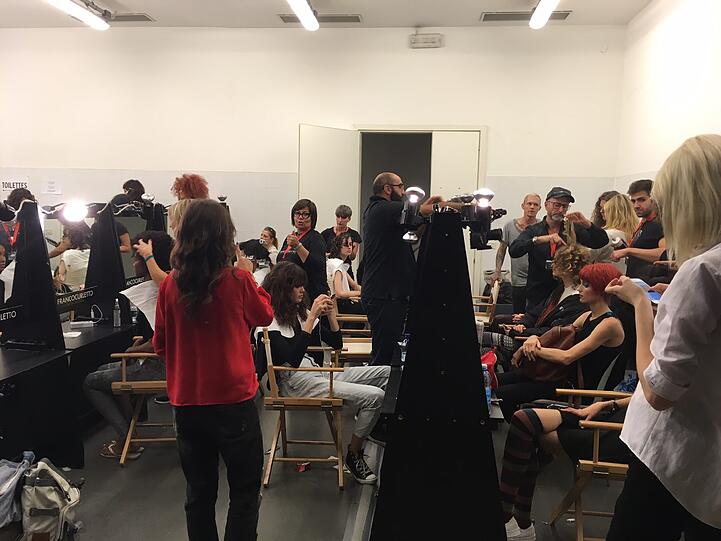 Die Kosmetik-Kommandozentrale im Backstage-Bereich: Unzählige Visagisten und Stylisten kümmern sich um die Models, schminken, tupfen, frisieren. Und die Models? Instagramen oder schreiben SMS an die Mama.