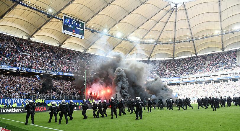 Ausschreitungen nach dem Spiel des Hamburger SV gegen Borussia Mönchengladbach. Die Bilder aus dem Volksparkstadion.