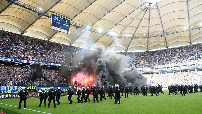 Ausschreitungen nach dem Spiel des Hamburger SV gegen Borussia Mönchengladbach. Die Bilder aus dem Volksparkstadion. Ausschreitungen nach dem Spiel des Hamburger SV gegen Borussia Mönchengladbach. Die Bilder aus dem Volksparkstadion.