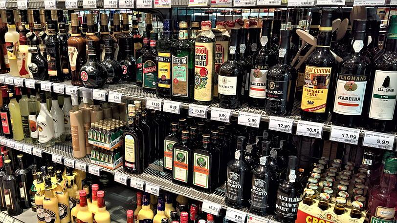 Spirituosen im Wert von 100 Euro fehlten nach dem Einbruch im Edeka. (Symbolfoto)
