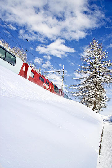 Ein besonderers Silvestervergnügen ist die Fahrt mit dem legendären Glacier-Express durch die Schweizer Bergwelt.