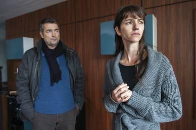 Reto Flückiger (Stefan Gubser) befragt die Mutter (Sarah Spale) des toten Mädchens.