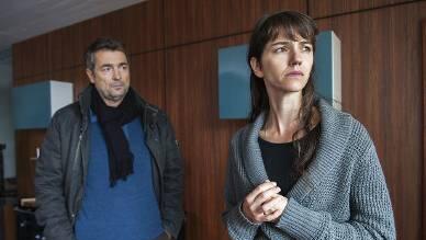 Reto Flückiger (Stefan Gubser) befragt die Mutter (Sarah Spale) des toten Mädchens. Reto Flückiger (Stefan Gubser) befragt die Mutter (Sarah Spale) des toten Mädchens.