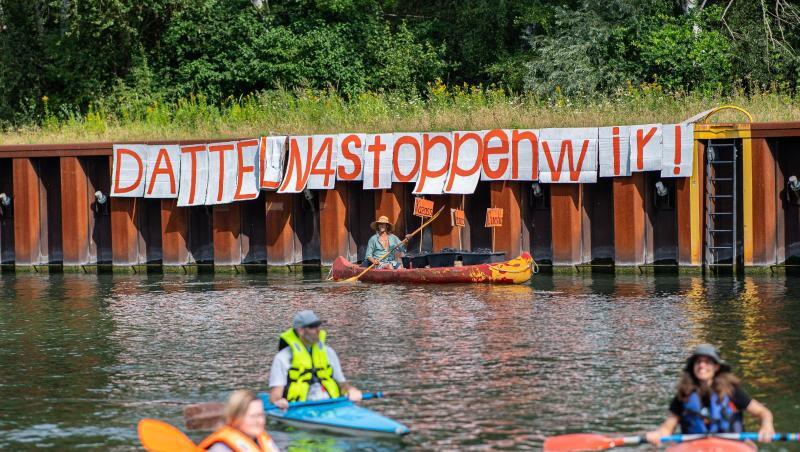 Klimaaktivisten paddeln mit ihren Kanus auf dem Dortmund-Ems-Kanal vor dem Steinkohlekraftwerk Datteln 4. Klimaaktivisten paddeln mit ihren Kanus auf dem Dortmund-Ems-Kanal vor dem Steinkohlekraftwerk Datteln 4.