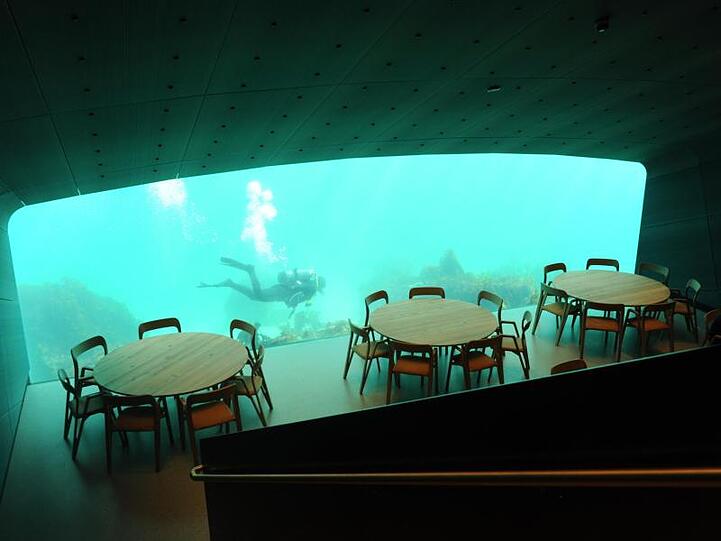 Ein Taucher schwimmt an einem Fenster des Unterwasser-Restaurants "Under" vorbei.
