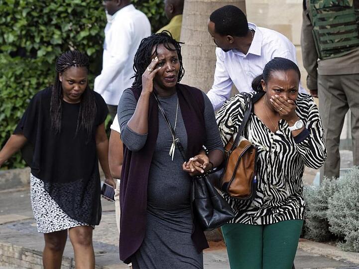 Menschen fliehen aus der Nähe des Luxushotels in Nairobi, das von Islamisten angegriffen worden ist.