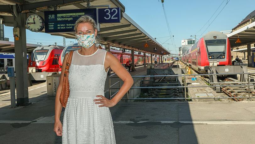 Stephanie Jacobs am Bahnsteig: Im September 2015 "war ich die ersten Wochen kaum in meinem damals neuen Büro, das ich noch nicht einmal richtig bezogen hatte". Stephanie Jacobs am Bahnsteig: Im September 2015 "war ich die ersten Wochen kaum in meinem damals neuen Büro, das ich noch nicht einmal richtig bezogen hatte".