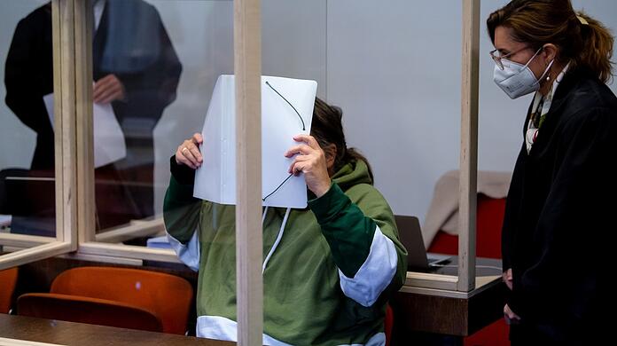 Die Angeklagte beim Prozessauftakt.