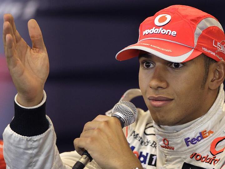 Lewis Hamilton bei einer Pressekonferenz in Spa.