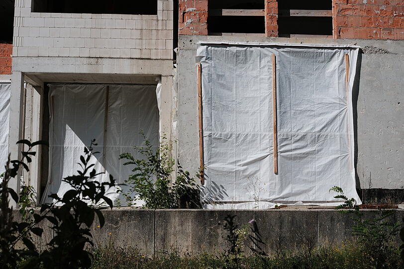 Fenster und Türen sind mit Planen verhangen. Früher gab es hier Geschäfte und Restaurants – und Wohnungen. Fenster und Türen sind mit Planen verhangen. Früher gab es hier Geschäfte und Restaurants – und Wohnungen.