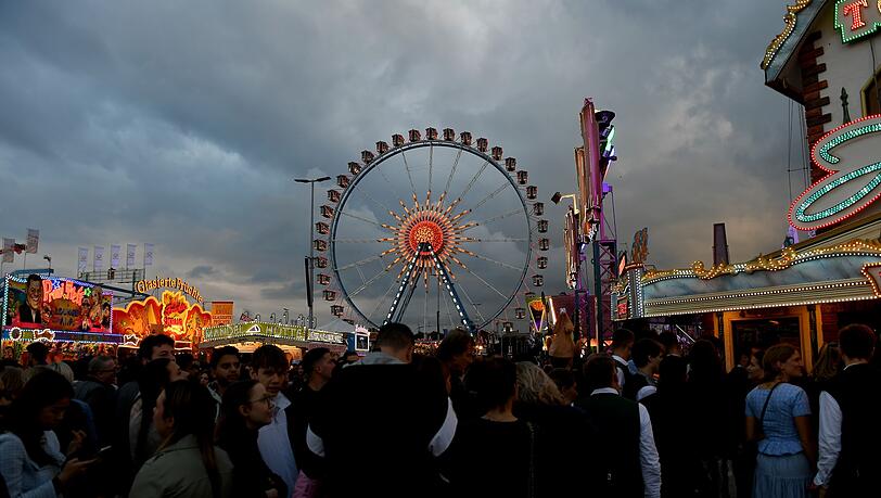 Das wechselhafte Wetter der vergangenen Tage überschattet die Wiesn nicht. (Archivbild)
