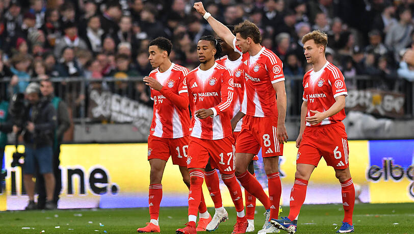 Rekordtor-Sch&uuml;tze Leon Goretzka (mit erhobener Faust) jubelt mit seinen M&uuml;nchner Mitspielern &uuml;ber den historischen Treffer zur neuen Bundesliga-Bestmarke.