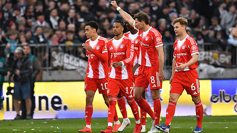 Rekordtor-Sch&uuml;tze Leon Goretzka (mit erhobener Faust) jubelt mit seinen M&uuml;nchner Mitspielern &uuml;ber den historischen Treffer zur neuen Bundesliga-Bestmarke.