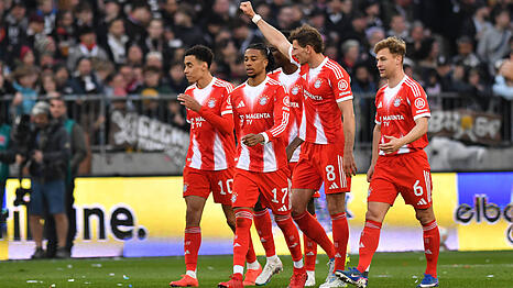 Rekordtor-Sch&uuml;tze Leon Goretzka (mit erhobener Faust) jubelt mit seinen M&uuml;nchner Mitspielern &uuml;ber den historischen Treffer zur neuen Bundesliga-Bestmarke.