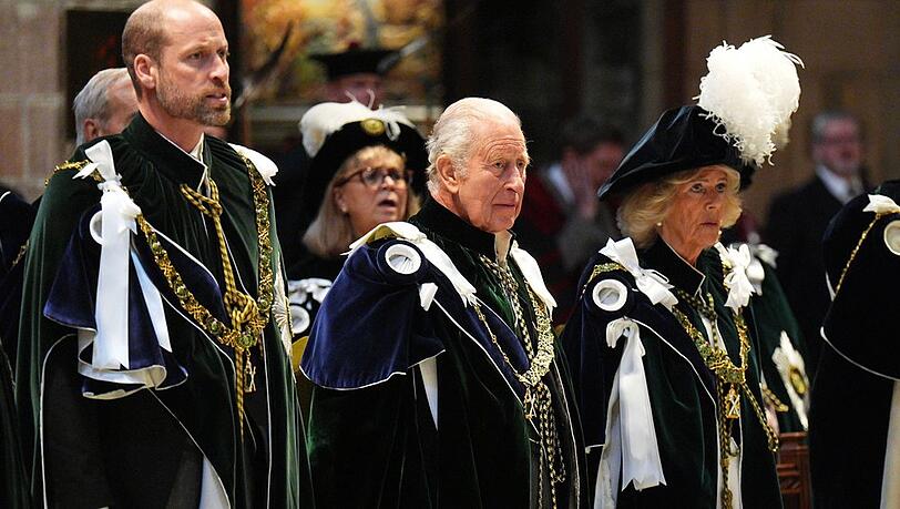 Das Königspaar erschien mit Prinz William (l.) zum Distelorden-Gottesdienst in Edinburgh. Das Königspaar erschien mit Prinz William (l.) zum Distelorden-Gottesdienst in Edinburgh.