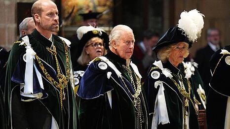 Das K&ouml;nigspaar erschien mit Prinz William (l.) zum Distelorden-Gottesdienst in Edinburgh.