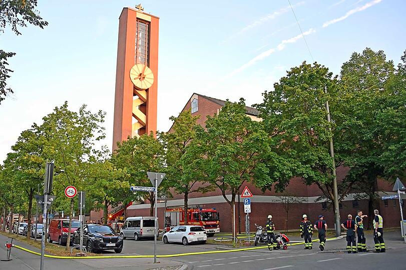 Am Samstag geriet ein Dachbereich der Kirche St. Helena in Untergiesing-Harlaching in Brand.