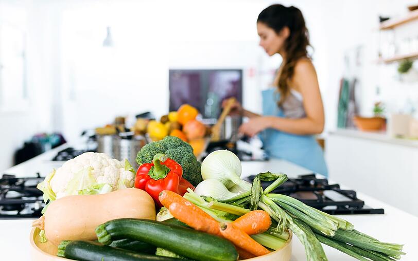 Egal ob Karotte, Petersilienwurzel oder Kohlrabi - &uuml;brig gebliebenes Gem&uuml;se kann immer in eine leckere Suppe verwandelt werden. Alles, was Sie brauchen ist ein P&uuml;rierstab und etwas Br&uuml;he. Wer mag, kann dabei auch gleich die angebrochenen Becher Sahne oder Creme fra&icirc;che mit verarbeiten und hat in null Komma nichts eine leckere Cremesuppe zubereitet.