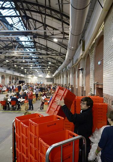 Bilder von der Stimmenauszählung in Berlin.
