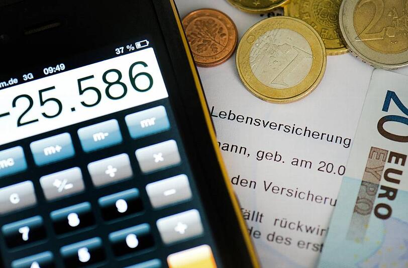 Quelle des Ärgers: Lebensversicherungskunden sollten jetzt nachrechnen - schon im Juli 2014 könnte eine Gesetzesänderung in Kraft treten, die sie viell Geld kosten könnte.