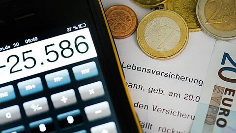 Quelle des Ärgers: Lebensversicherungskunden sollten jetzt nachrechnen - schon im Juli 2014 könnte eine Gesetzesänderung in Kraft treten, die sie viell Geld kosten könnte.
