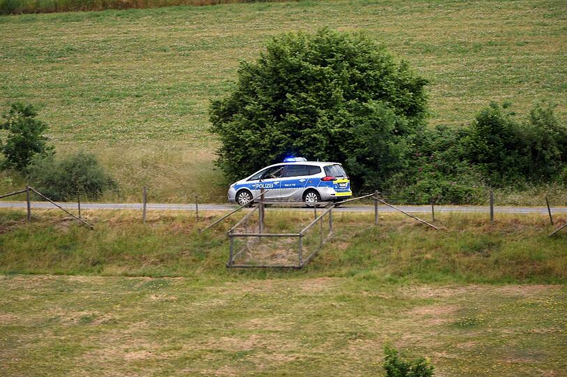 Der Sohn von Schrauben-Milliardär Reinhold Würth ist in Osthessen entführt worden, nach kurzer Zeit aber wieder freigekommen. Die Polizei sicherte den Familiensitz "Hofgut Sassen" in Schlitz.