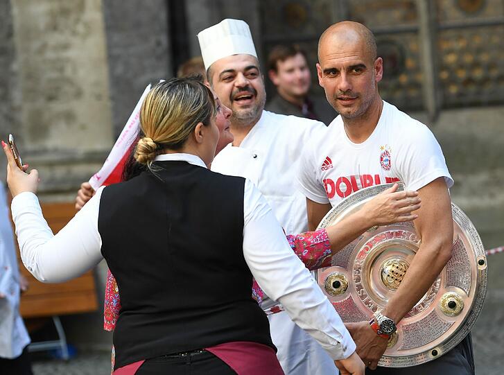Pokal-Sause, Pep-Abschied und Double-Feier: Der FC Bayern lässt's auf dem Rathausbalkon krachen. Die Bilder.
