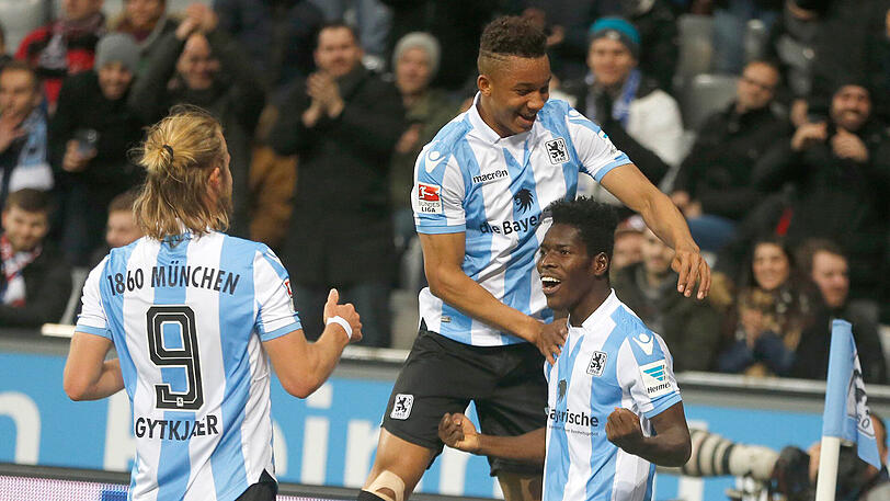 Christian Gytkjaer und Felix Uduokhai feiern den Torschützen zum 2:0 der Löwen - Agbenyenu Lumor (rechts).