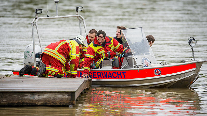 Die Wasserwacht hat eine betrunkene Frau von einer Kiesinsel gerettet. (Symbolfoto)