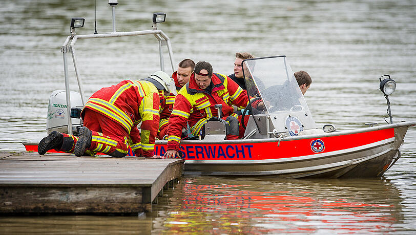 Die Wasserwacht hat eine betrunkene Frau von einer Kiesinsel gerettet. (Symbolfoto) Die Wasserwacht hat eine betrunkene Frau von einer Kiesinsel gerettet. (Symbolfoto)