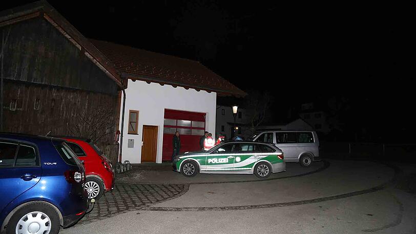 Bilder vom Sonntagabend: Siegfried Rauch sackt am Sonntag in seinem Wohnort Obersöchering südlich von München zusammen und fällt anschließend eine Treppe hinab. Der Sturz war nicht todesursächlich. Die Obduktion des Leichnams ergab: Herzversagen.