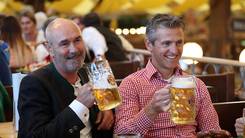 Die Legenden des FC Bayern ließen es sich im Winzerer Fahndl schmecken.