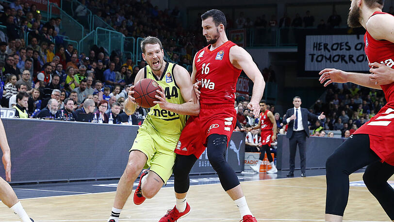 Bayerns Paul Zipser (r.) gegen Nate Linhart.