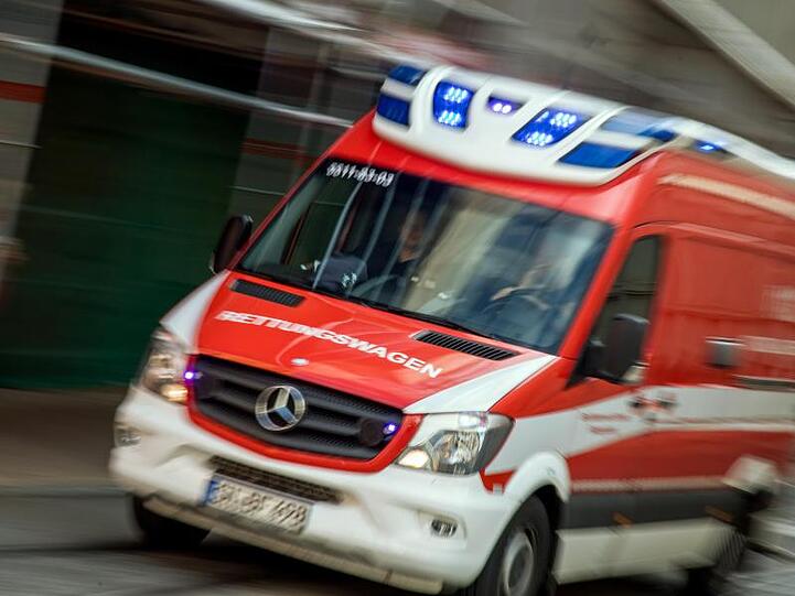 Ein Rettungswagen fährt mit Blaulicht durch die Stadt. Foto: Jens Büttner/dpa-Zentralbild/dpa/Symbolbild