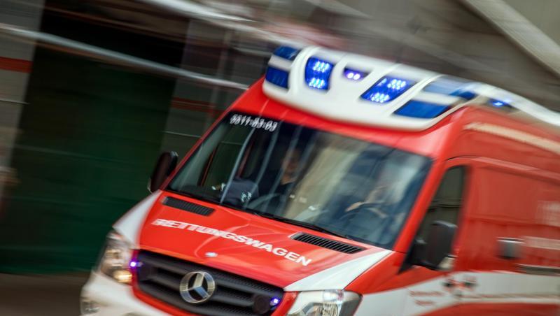 Ein Rettungswagen fährt mit Blaulicht durch die Stadt. Foto: Jens Büttner/dpa-Zentralbild/dpa/Symbolbild Ein Rettungswagen fährt mit Blaulicht durch die Stadt. Foto: Jens Büttner/dpa-Zentralbild/dpa/Symbolbild