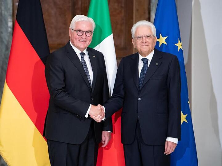 Bundespräsident Frank-Walter Steinmeier (l) und der italienische Prasident Sergio Mattarella treffen sich im Quirinalspalast in Rom zu einem Gespräch.