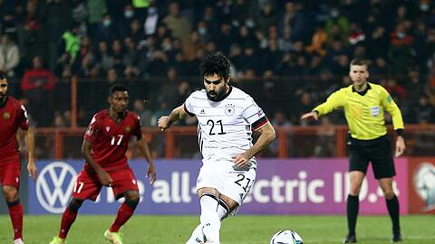 Ilkay G&uuml;ndogan trifft per Elfmeter zum 2:0.