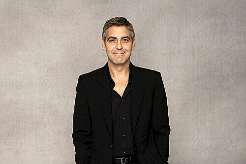 So ein Mann, so ein Mann...: Bei Schauspieler George Clooney sieht die Damenwelt nicht rot, sondern rosa.