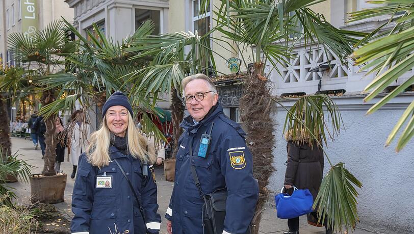 Dienst unter Palmen - in Schwabing ist auch das möglich. Wobei das Wetter inzwischen eher nach Winterwald aussieht. Dienst unter Palmen - in Schwabing ist auch das möglich. Wobei das Wetter inzwischen eher nach Winterwald aussieht.