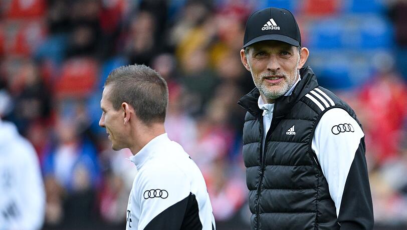 Trainer Thomas Tuchel von München kommt vor dem Spiel in das Stadion.