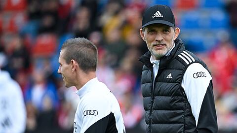 Trainer Thomas Tuchel von München kommt vor dem Spiel in das Stadion.