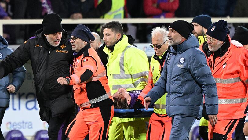 Fiorentina-Profi Edoardo Bove wird nach seinem Zusammenbruch zu einem Krankenwagen getragen.