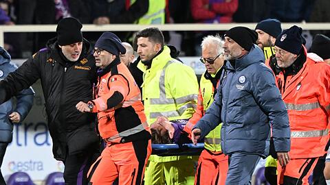 Fiorentina-Profi Edoardo Bove wird nach seinem Zusammenbruch zu einem Krankenwagen getragen.